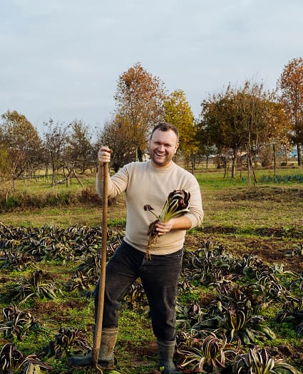 Andrea Poli in campo con verdure