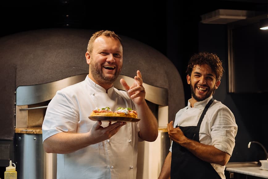 Cucina a vista con fuoco